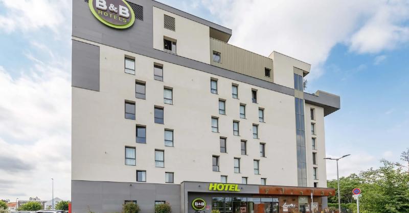 Intérieur d’un restaurant typique à Clermont-Ferrand avec une ambiance chaleureuse et des clients appréciant leur bon resto Clermont Ferrand